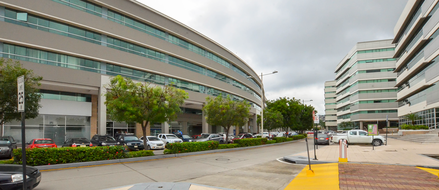 Oficina en alquiler en Parque Empresarial Colón sector norte de Guayaquil GeoBienes - Oficina en alquiler en Parque Empresarial Colón sector norte de Guayaquil - Plusvalia Guayaquil Casas de venta y alquiler Inmobiliaria Ecuador