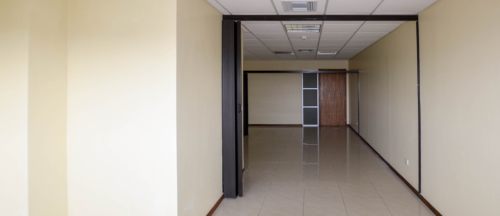 Oficina en alquiler en Trade Building sector norte de Guayaquil GeoBienes - Oficina en alquiler en Trade Building sector norte de Guayaquil - Plusvalia Guayaquil Casas de venta y alquiler Inmobiliaria Ecuador