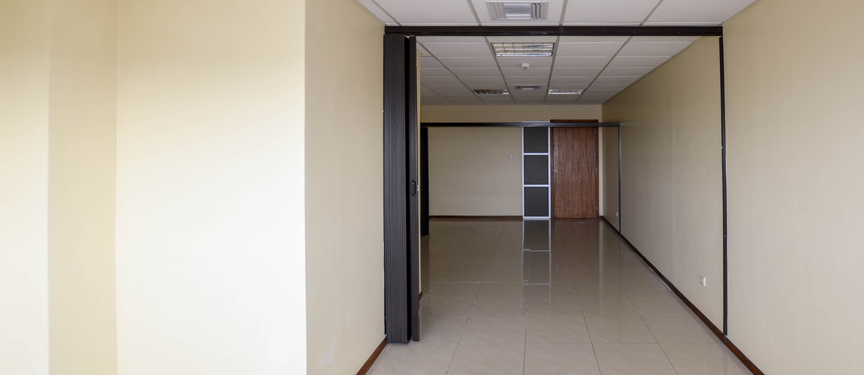 GeoBienes - Oficina en alquiler en Trade Building sector norte de Guayaquil - Plusvalia Guayaquil Casas de venta y alquiler Inmobiliaria Ecuador