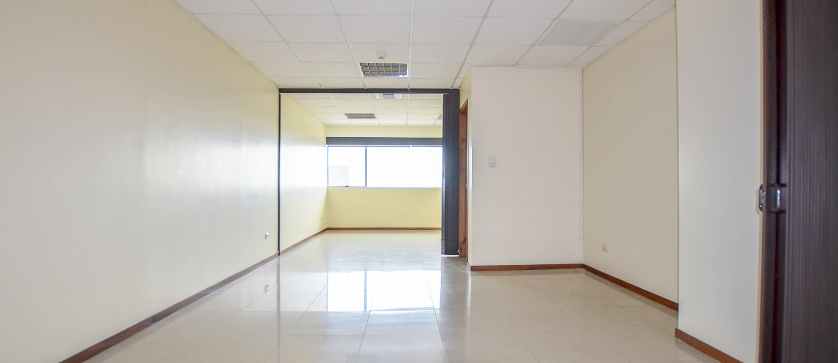 Oficina en alquiler en Trade Building sector norte de Guayaquil GeoBienes - Oficina en alquiler en Trade Building sector norte de Guayaquil - Plusvalia Guayaquil Casas de venta y alquiler Inmobiliaria Ecuador