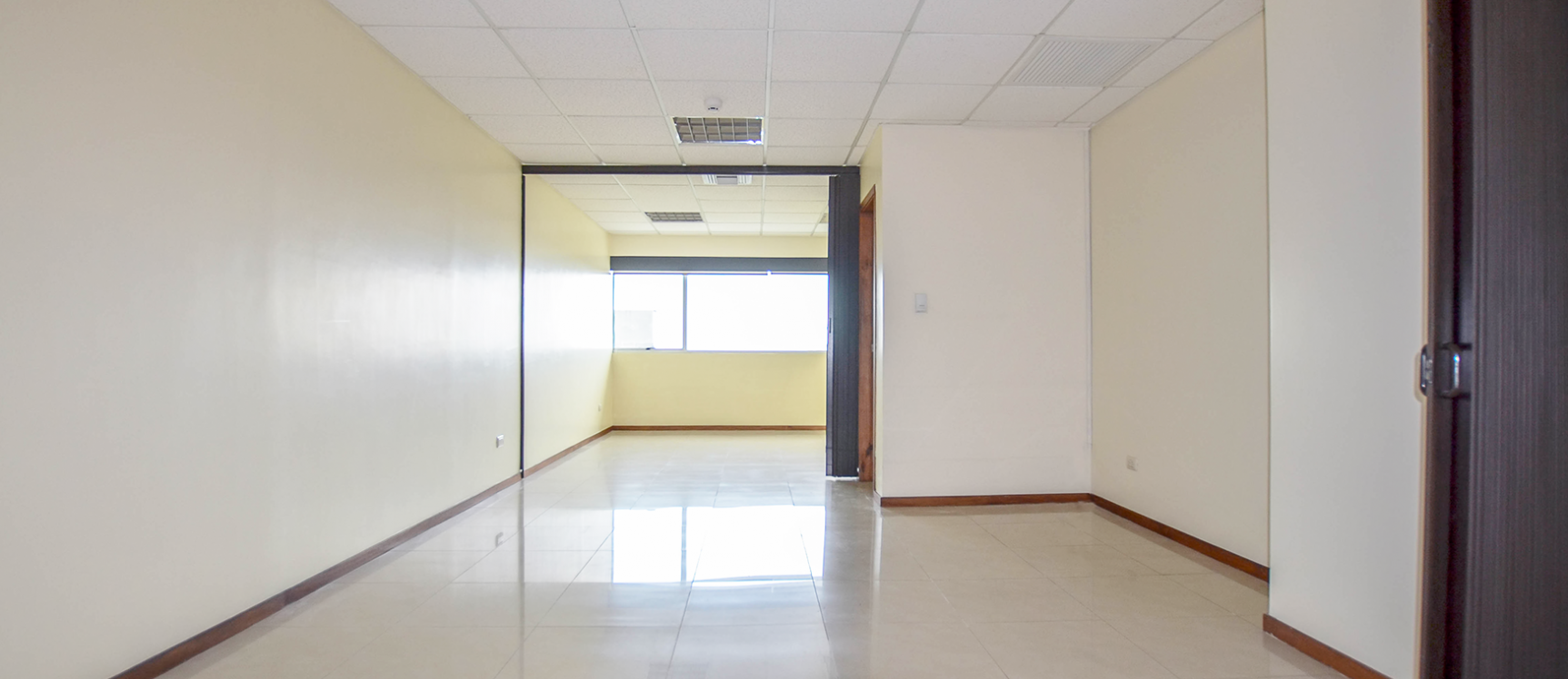 GeoBienes - Oficina en alquiler en Trade Building sector norte de Guayaquil - Plusvalia Guayaquil Casas de venta y alquiler Inmobiliaria Ecuador