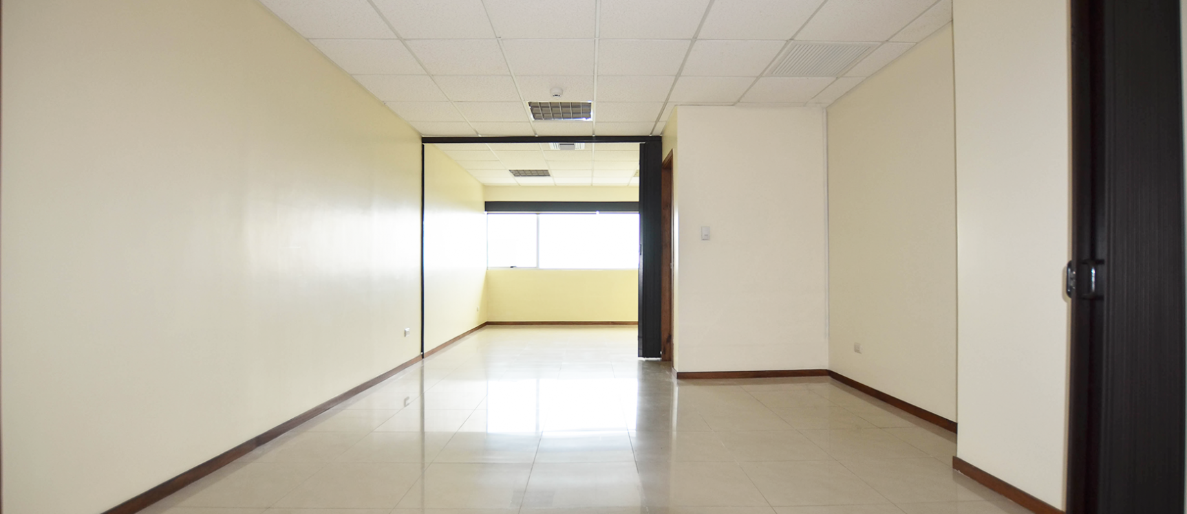 Oficina en alquiler en Trade Building sector norte de Guayaquil GeoBienes - Oficina en alquiler en Trade Building sector norte de Guayaquil - Plusvalia Guayaquil Casas de venta y alquiler Inmobiliaria Ecuador
