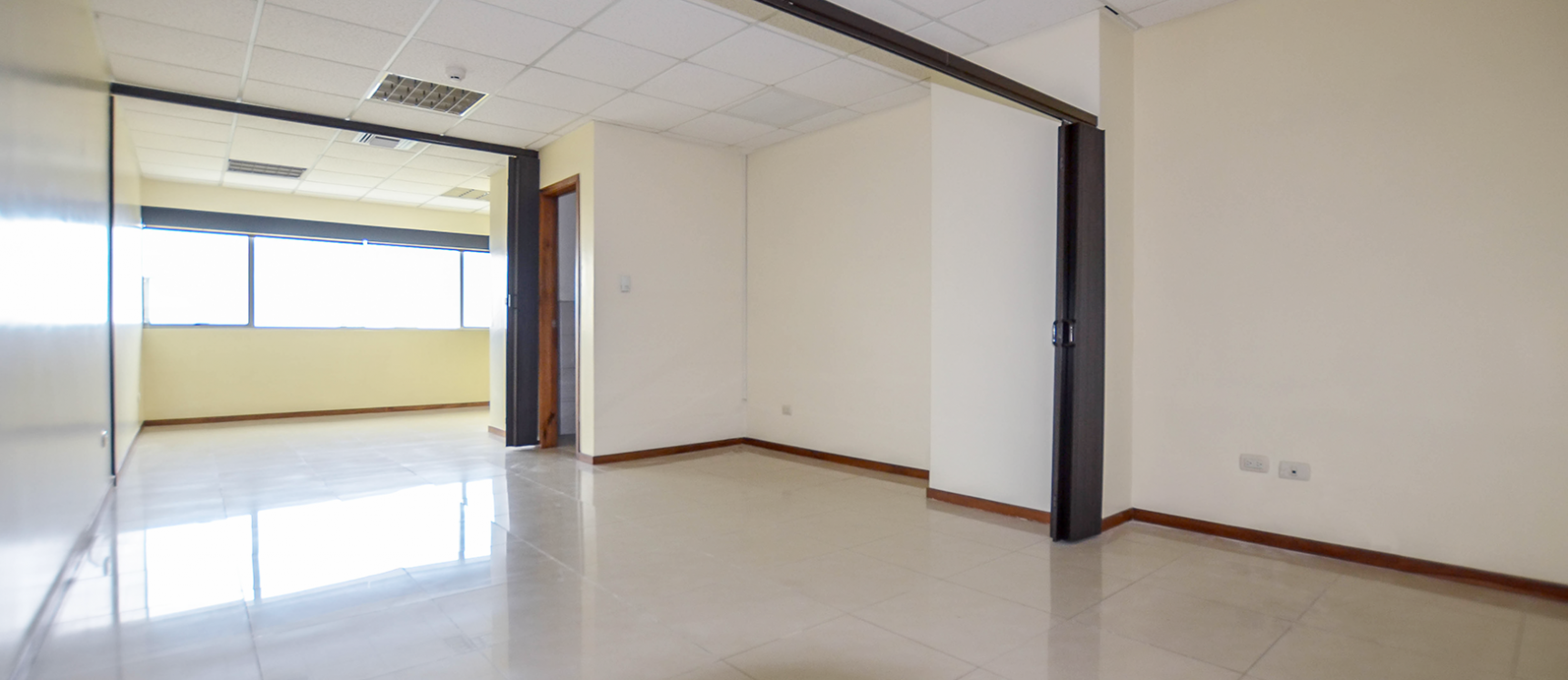 Oficina en alquiler en Trade Building sector norte de Guayaquil GeoBienes - Oficina en alquiler en Trade Building sector norte de Guayaquil - Plusvalia Guayaquil Casas de venta y alquiler Inmobiliaria Ecuador