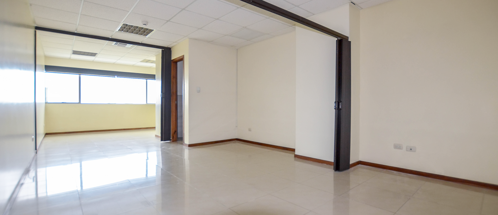 GeoBienes - Oficina en alquiler en Trade Building sector norte de Guayaquil - Plusvalia Guayaquil Casas de venta y alquiler Inmobiliaria Ecuador