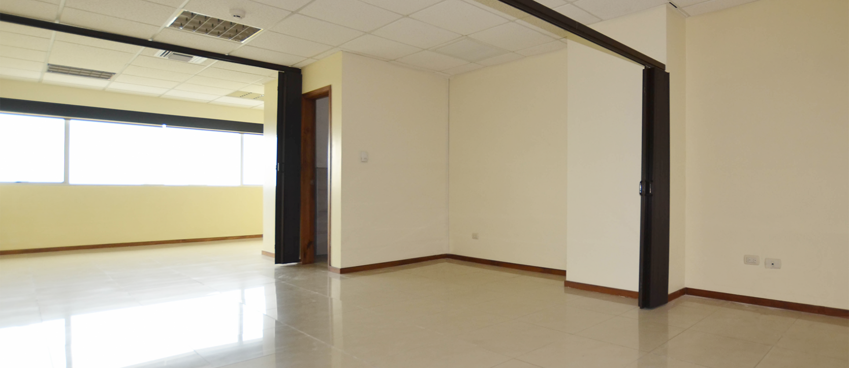 GeoBienes - Oficina en alquiler en Trade Building sector norte de Guayaquil - Plusvalia Guayaquil Casas de venta y alquiler Inmobiliaria Ecuador