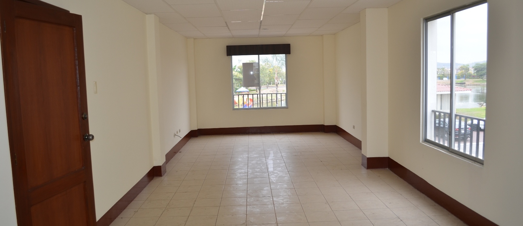 Oficina en alquiler en urbanización Metrópolis II Ave terminal terrestre pascuales GeoBienes - Oficina en alquiler en urbanización Metrópolis II Ave terminal terrestre pascuales - Plusvalia Guayaquil Casas de venta y alquiler Inmobiliaria Ecuador