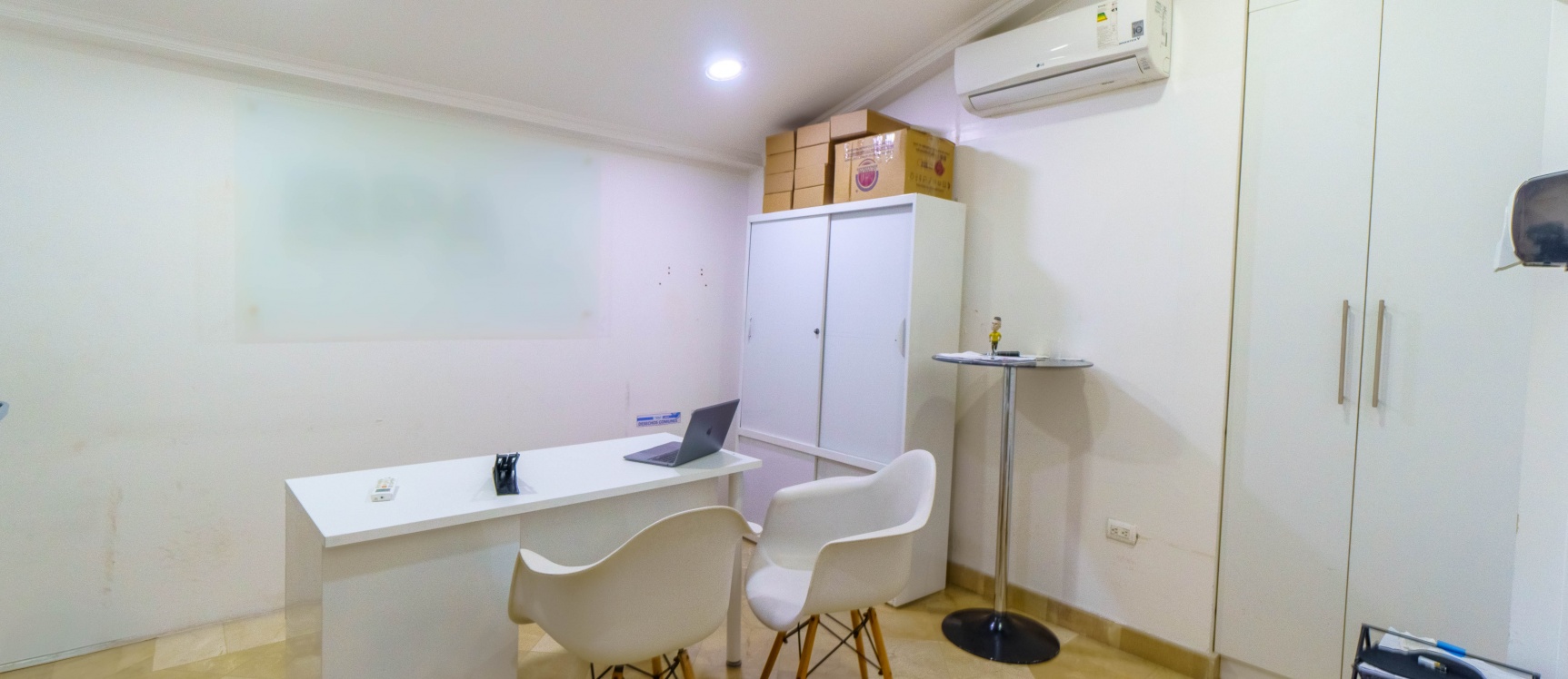 Oficina en alquiler planta alta ubicado en Urdesa, Norte de Guayaquil GeoBienes - Oficina en alquiler planta alta ubicado en Urdesa, Norte de Guayaquil - Plusvalia Guayaquil Casas de venta y alquiler Inmobiliaria Ecuador