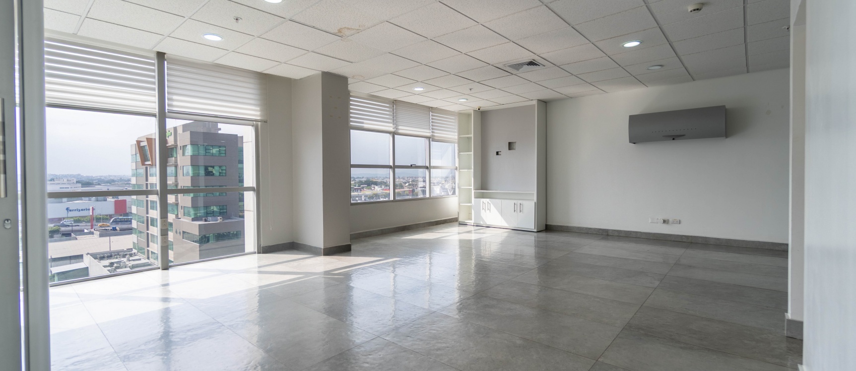 Oficina en venta Sky Building, dos estacionamientos, Norte de Guayaquil GeoBienes - Oficina en alquiler Sky Building, dos estacionamientos, Norte de Guayaquil - Plusvalia Guayaquil Casas de venta y alquiler Inmobiliaria Ecuador