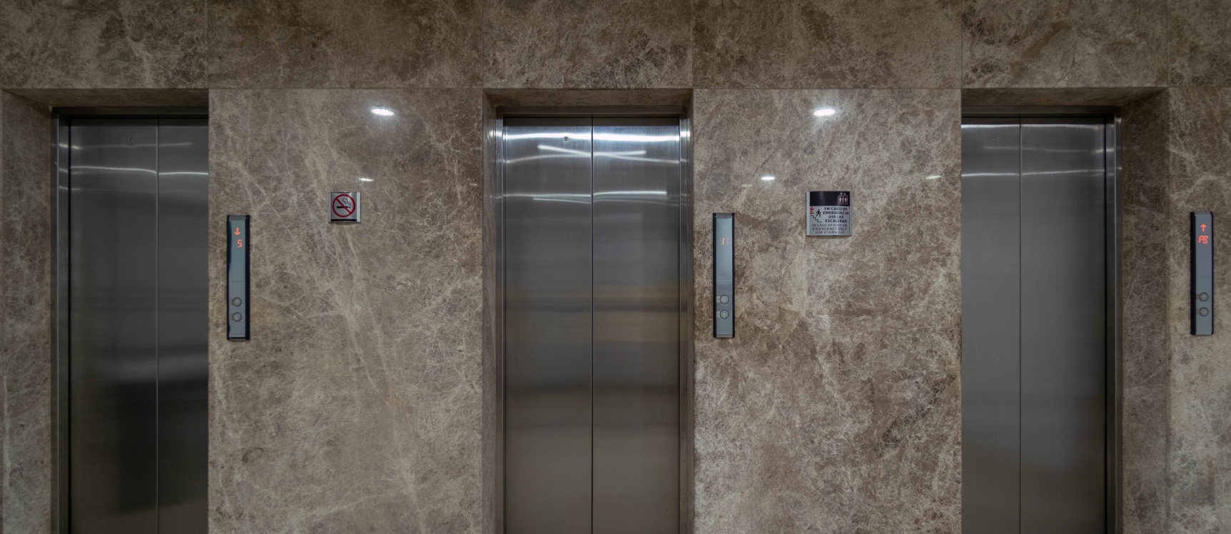 Oficina en venta Sky Building, dos estacionamientos, Norte de Guayaquil GeoBienes - Oficina en alquiler Sky Building, dos estacionamientos, Norte de Guayaquil - Plusvalia Guayaquil Casas de venta y alquiler Inmobiliaria Ecuador