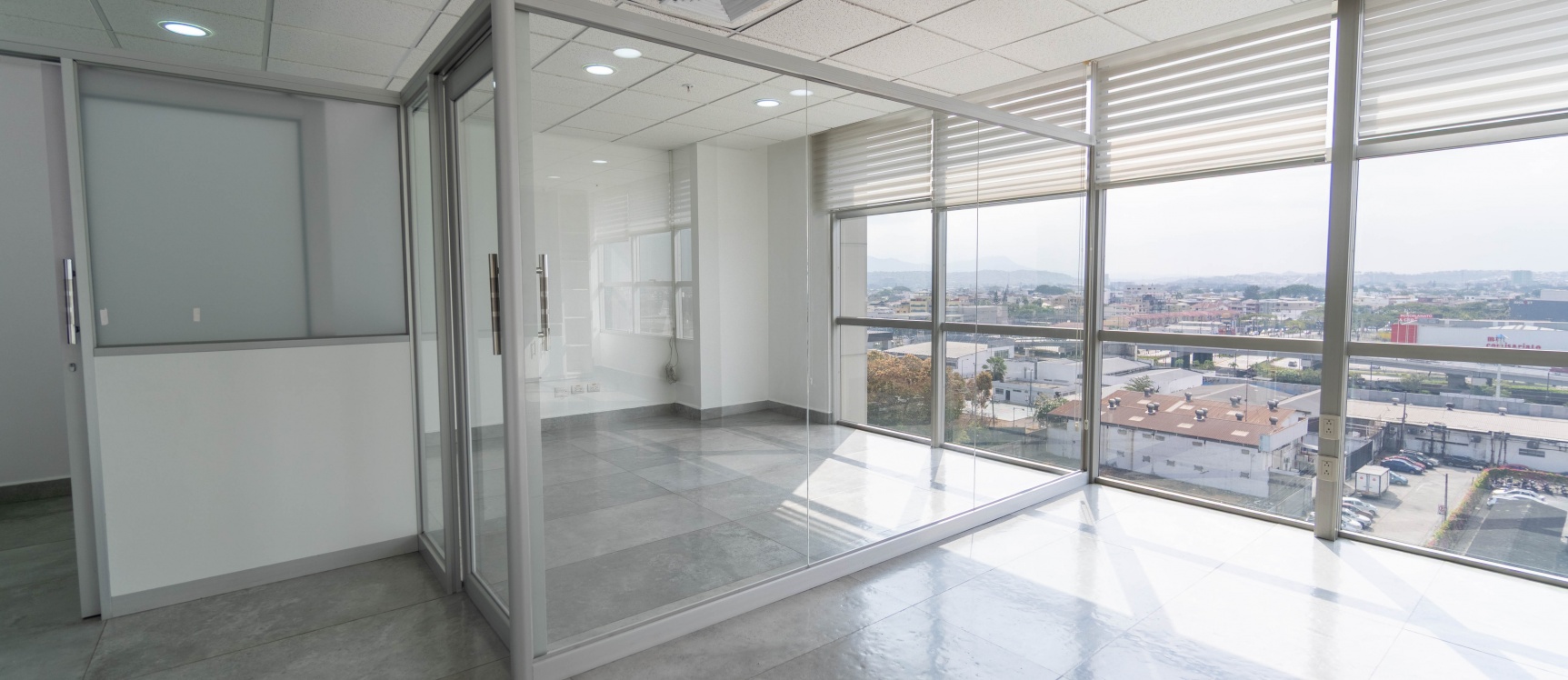 Oficina en venta Sky Building, dos estacionamientos, Norte de Guayaquil GeoBienes - Oficina en alquiler Sky Building, dos estacionamientos, Norte de Guayaquil - Plusvalia Guayaquil Casas de venta y alquiler Inmobiliaria Ecuador