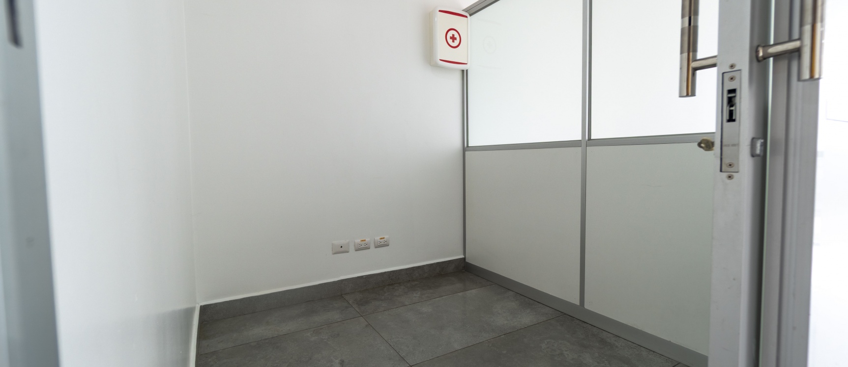 Oficina en venta Sky Building, dos estacionamientos, Norte de Guayaquil GeoBienes - Oficina en alquiler Sky Building, dos estacionamientos, Norte de Guayaquil - Plusvalia Guayaquil Casas de venta y alquiler Inmobiliaria Ecuador