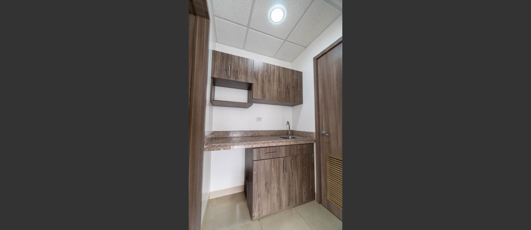 Oficina en venta Sky Building, dos estacionamientos, Norte de Guayaquil GeoBienes - Oficina en alquiler Sky Building, dos estacionamientos, Norte de Guayaquil - Plusvalia Guayaquil Casas de venta y alquiler Inmobiliaria Ecuador