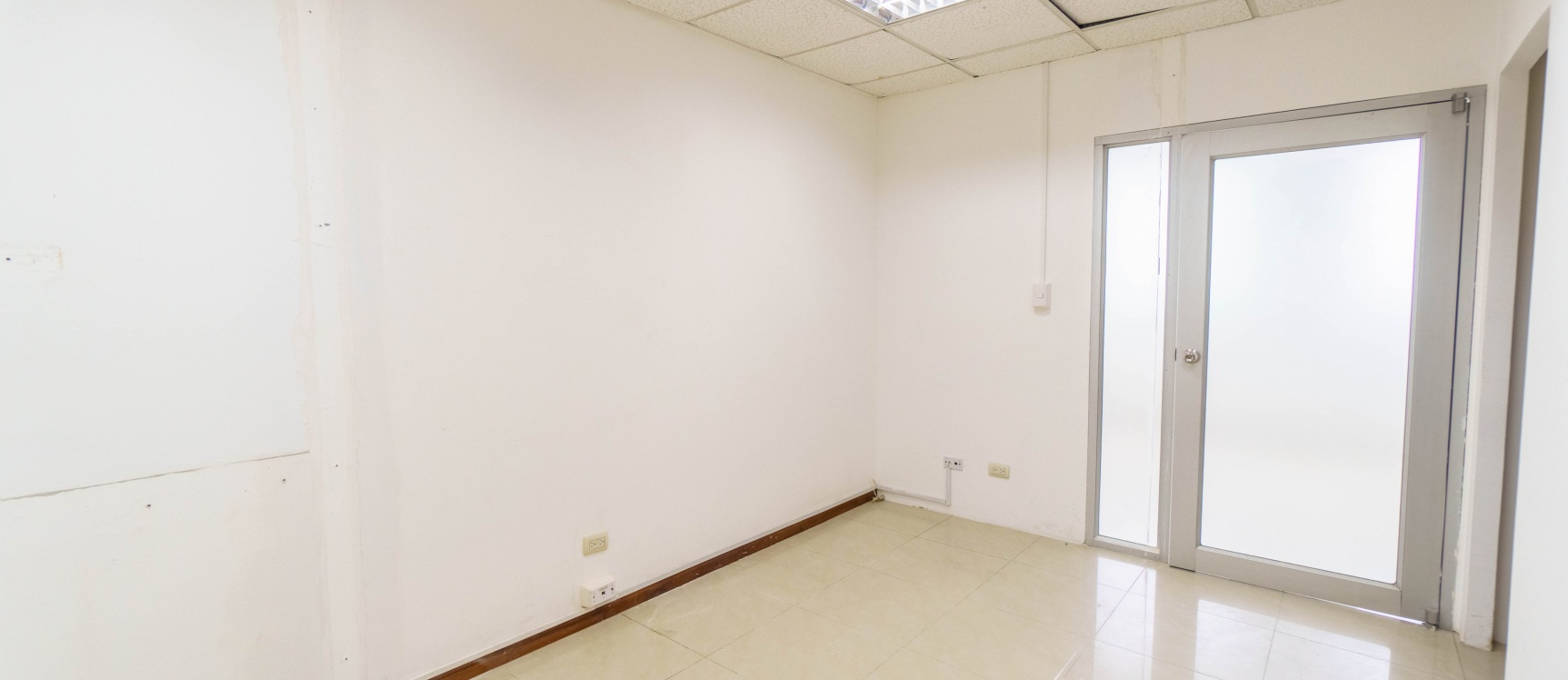 GeoBienes - Oficina en alquiler, Trade Building, zona Mall del Sol - Plusvalia Guayaquil Casas de venta y alquiler Inmobiliaria Ecuador