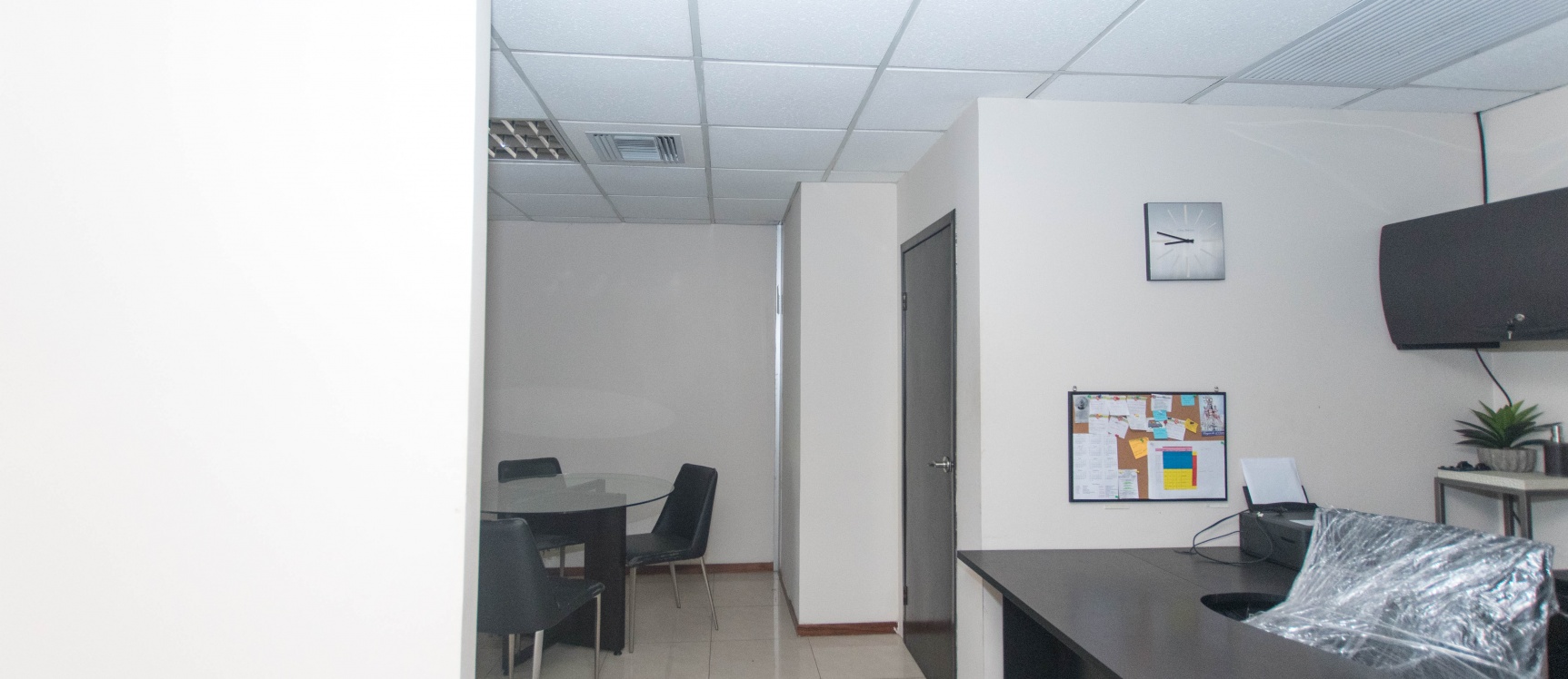 GeoBienes - Oficina en alquiler ubicada en Edificio Trade Building - Plusvalia Guayaquil Casas de venta y alquiler Inmobiliaria Ecuador
