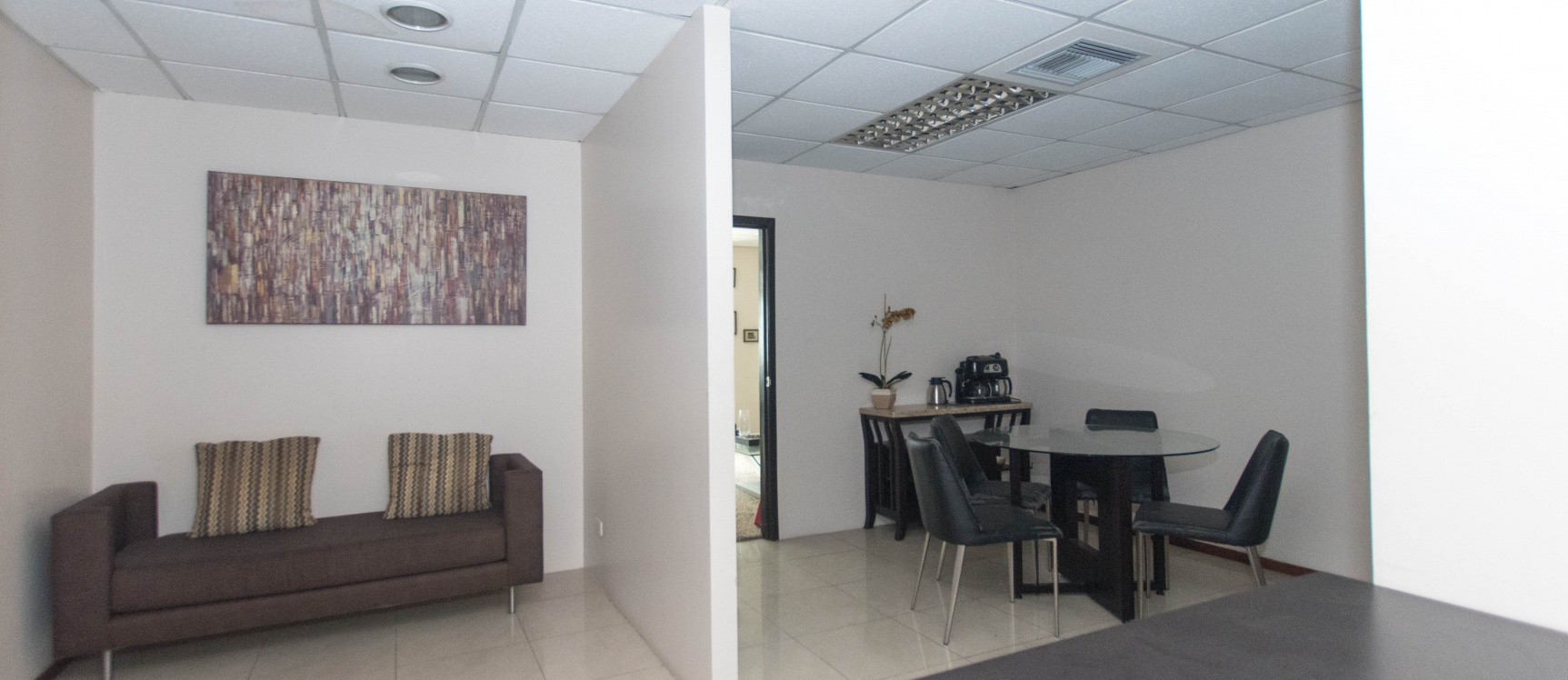 GeoBienes - Oficina en alquiler ubicada en Edificio Trade Building - Plusvalia Guayaquil Casas de venta y alquiler Inmobiliaria Ecuador
