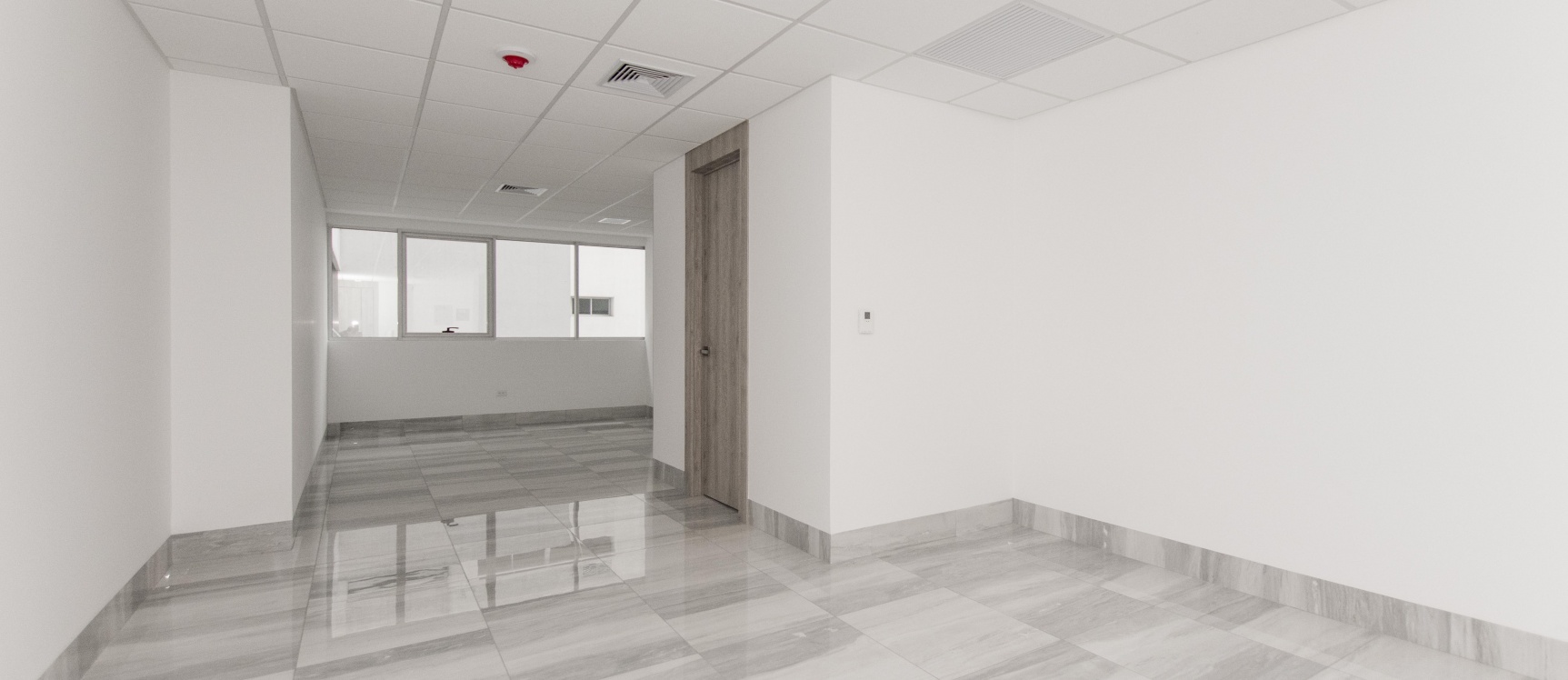 Oficina en alquiler ubicada en el Edificio Platinium II, Samborondón GeoBienes - Oficina en alquiler ubicada en el Edificio Platinum II, Samborondón - Plusvalia Guayaquil Casas de venta y alquiler Inmobiliaria Ecuador