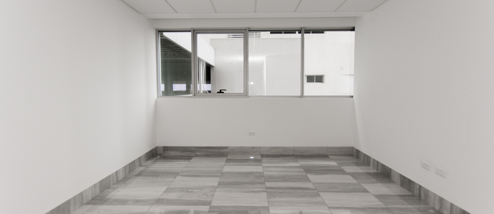 Oficina en alquiler ubicada en el Edificio Platinium II, Samborondón GeoBienes - Oficina en alquiler ubicada en el Edificio Platinum II, Samborondón - Plusvalia Guayaquil Casas de venta y alquiler Inmobiliaria Ecuador