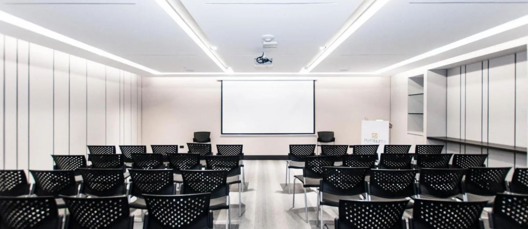 Oficina en alquiler ubicada en el Edificio Platinium II, Samborondón GeoBienes - Oficina en alquiler ubicada en el Edificio Platinum II, Samborondón - Plusvalia Guayaquil Casas de venta y alquiler Inmobiliaria Ecuador