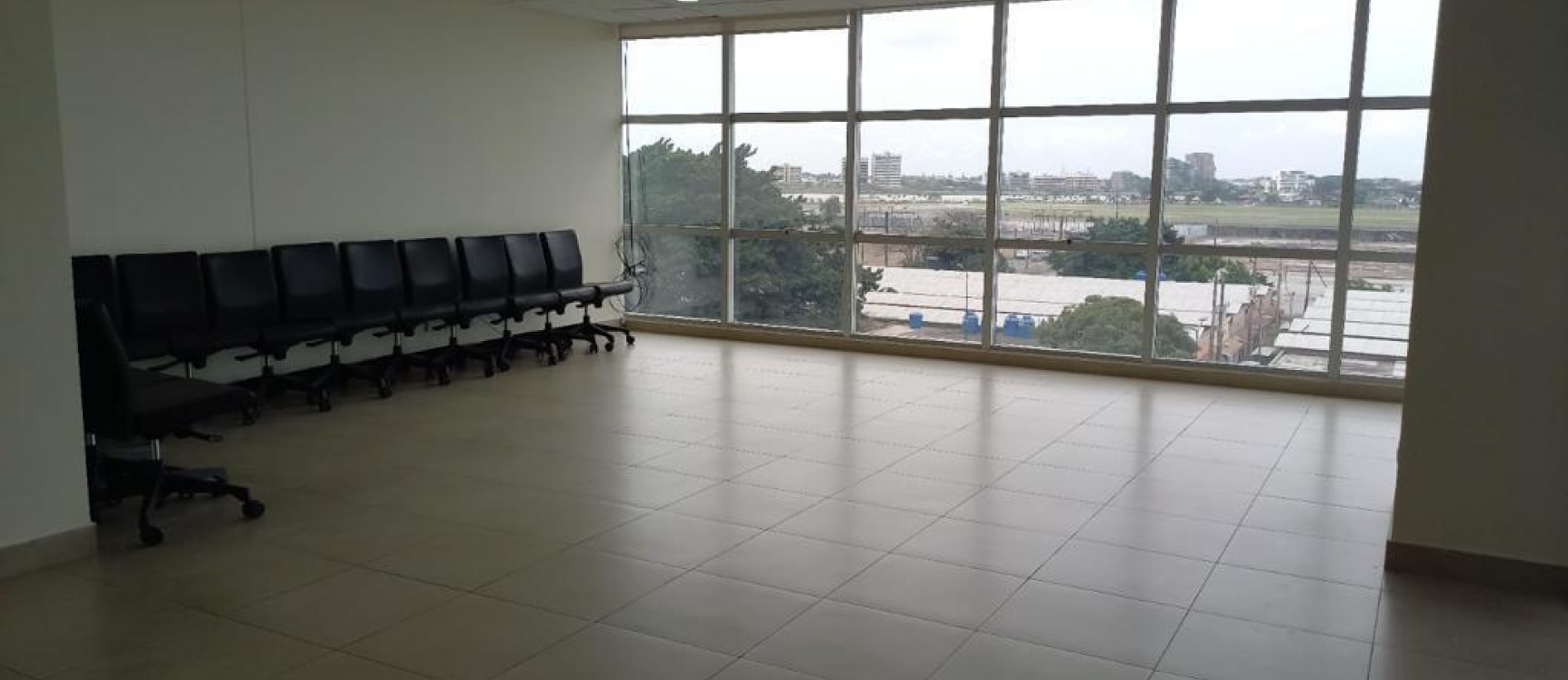 GeoBienes - Oficina en alquiler ubicada en el Edificio Sky Building, Norte de Guayaquil - Plusvalia Guayaquil Casas de venta y alquiler Inmobiliaria Ecuador