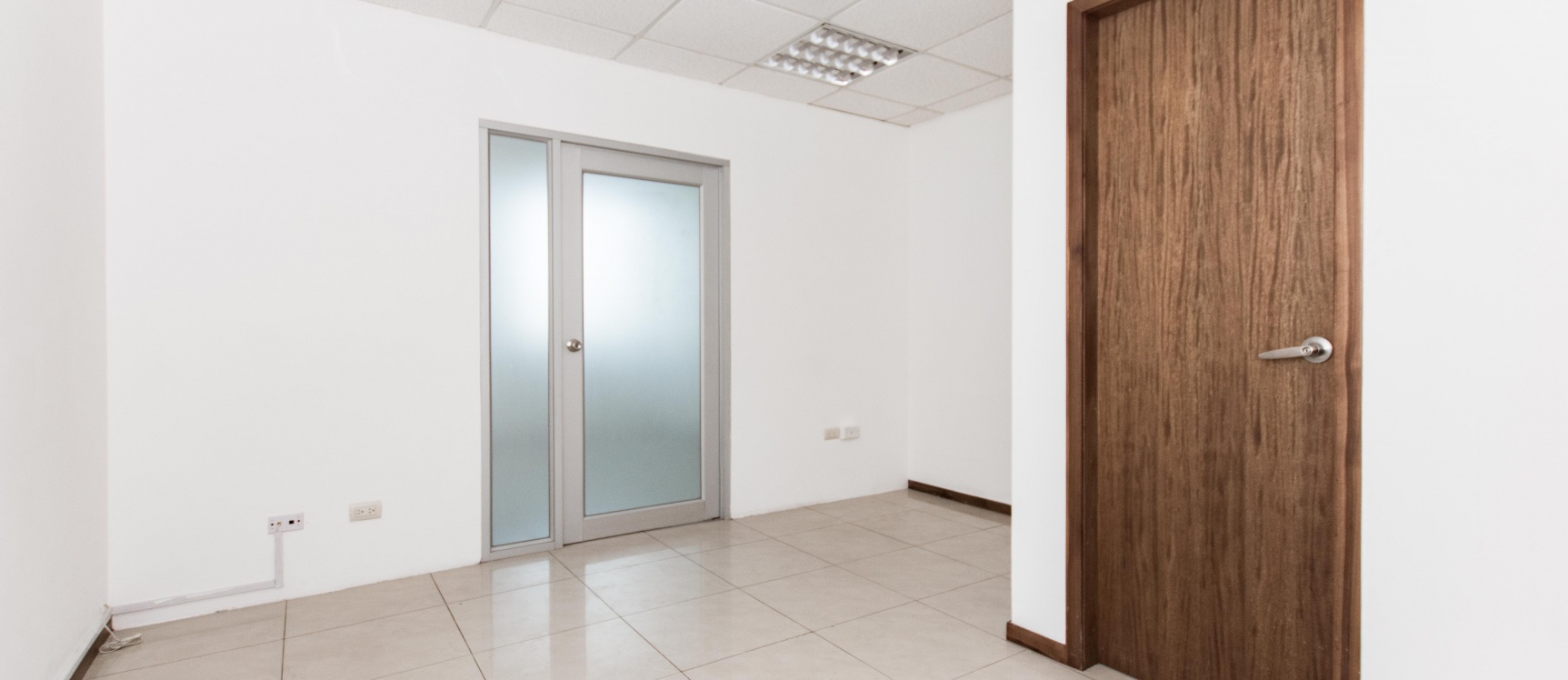 Oficina en alquiler ubicada en el Edificio Trade Building GeoBienes - Oficina en alquiler ubicada en el Edificio Trade Building - Plusvalia Guayaquil Casas de venta y alquiler Inmobiliaria Ecuador