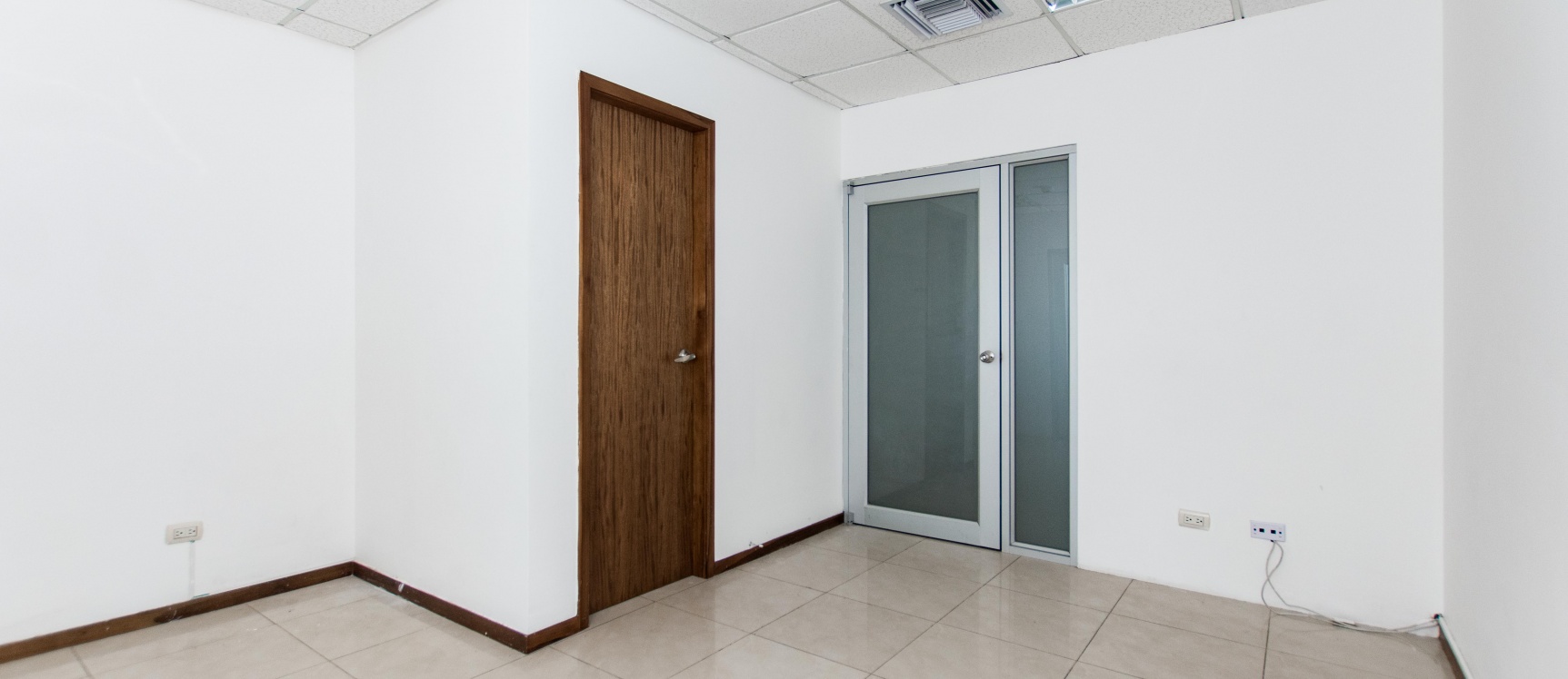 Oficina en alquiler ubicada en el Edificio Trade Building GeoBienes - Oficina en alquiler ubicada en el Edificio Trade Building - Plusvalia Guayaquil Casas de venta y alquiler Inmobiliaria Ecuador