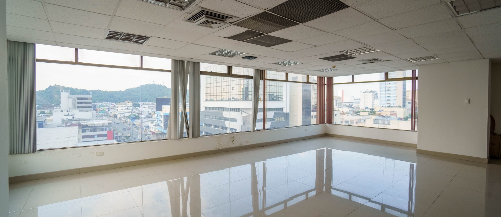 Oficina en alquiler ubicado en Edificio Induauto, Centro de Guayaquil GeoBienes - Oficina en alquiler ubicado en Edificio Induauto, Centro de Guayaquil - Plusvalia Guayaquil Casas de venta y alquiler Inmobiliaria Ecuador