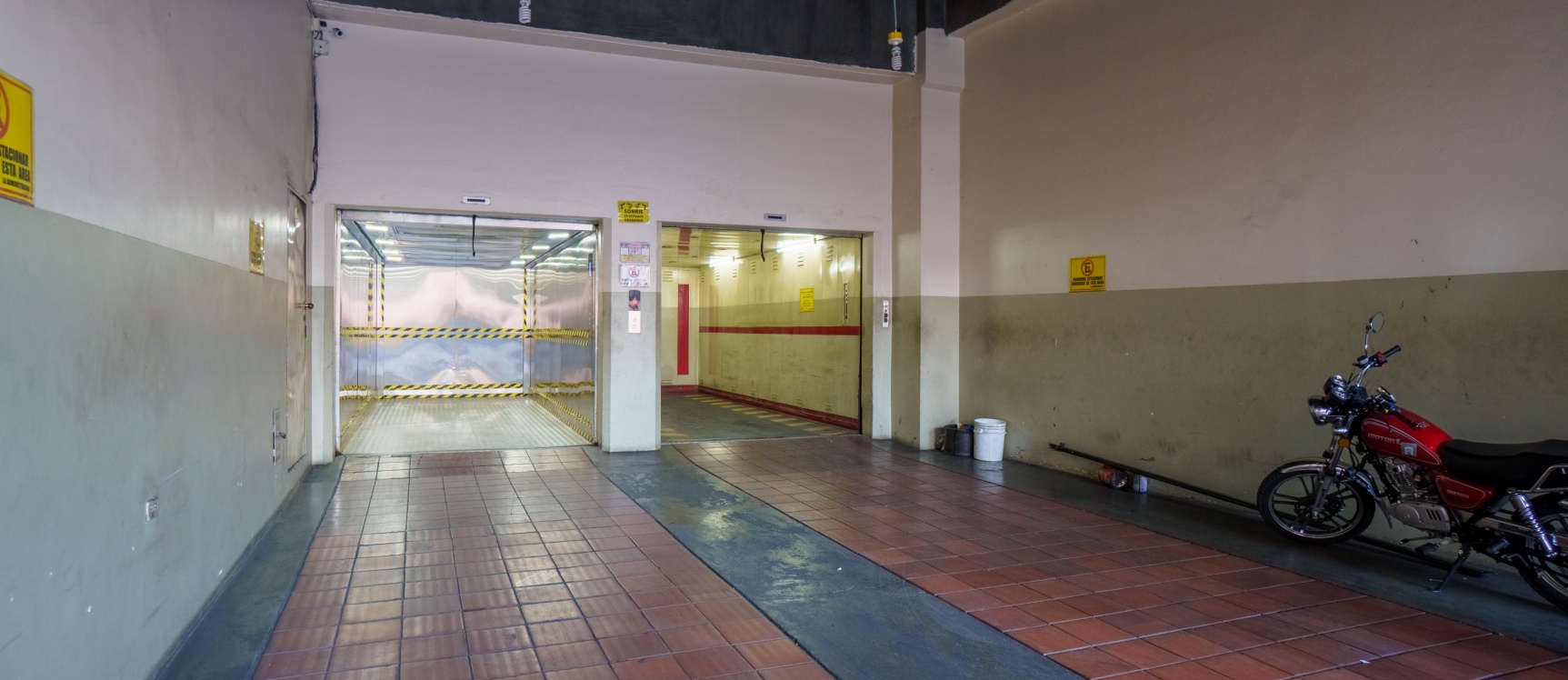 Oficina en alquiler ubicado en Edificio Induauto, Centro de Guayaquil GeoBienes - Oficina en alquiler ubicado en Edificio Induauto, Centro de Guayaquil - Plusvalia Guayaquil Casas de venta y alquiler Inmobiliaria Ecuador