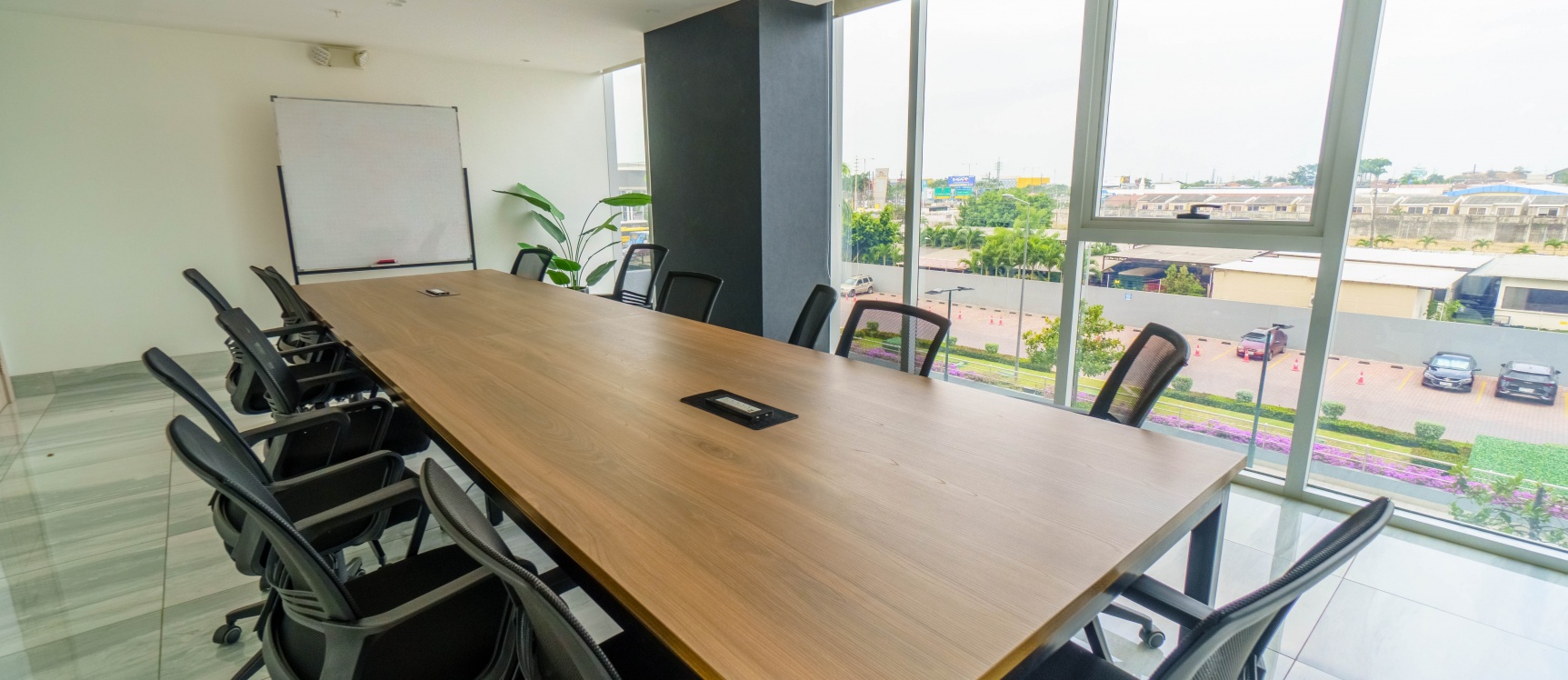 Oficina en alquiler ubicado en Edificio Platinum II, Vía Samborondón GeoBienes - Oficina en alquiler, Edificio Platinum II, Aurora, Av. Febres Cordero, Vía Samborondón - Daule - Plusvalia Guayaquil Casas de venta y alquiler Inmobiliaria Ecuador
