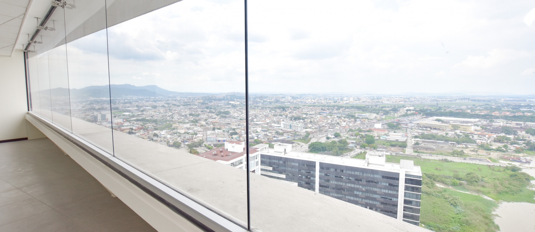 GeoBienes - Oficina en alquiler ubicado en el Edificio The Point, Puerto Santa Ana - Plusvalia Guayaquil Casas de venta y alquiler Inmobiliaria Ecuador