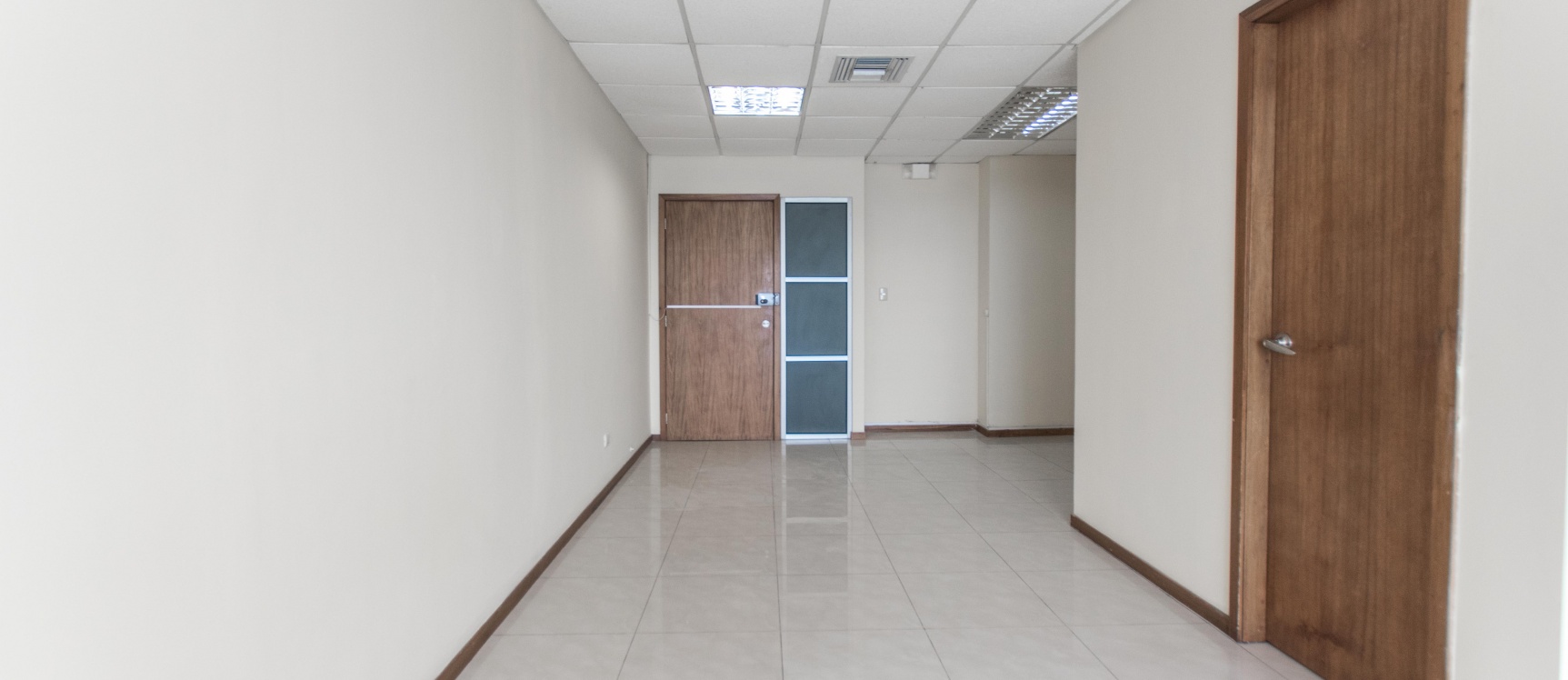 Oficina en alquiler ubicado en el Edificio Trade Building GeoBienes - Oficina en alquiler ubicado en el Edificio Trade Building - Plusvalia Guayaquil Casas de venta y alquiler Inmobiliaria Ecuador