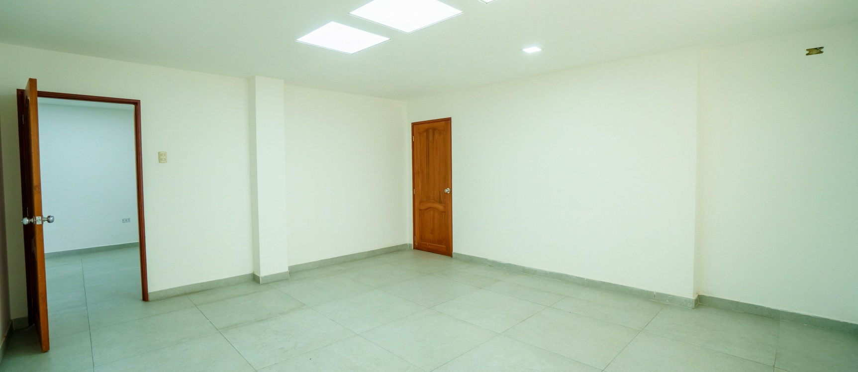 Oficina en alquiler ubicado en Condominio El Bucanero, Centro de Guayaquil GeoBienes - Oficina en venta, Av Las Américas, Edificio de Oficinas El Bucanero - Plusvalia Guayaquil Casas de venta y alquiler Inmobiliaria Ecuador