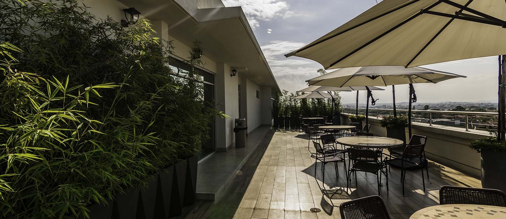 Oficina en venta Edificio Marriot, Vía Samborondón GeoBienes - Oficina en venta Edificio Los Arcos Plaza, Vía Samborondón - Plusvalia Guayaquil Casas de venta y alquiler Inmobiliaria Ecuador