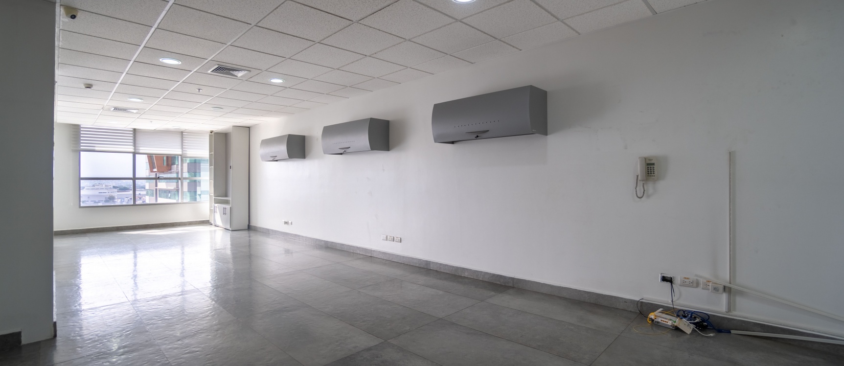 Oficina en venta en Edificio Sky Building junto al aeropuerto, Guayaquil GeoBienes - Oficina en venta en Edificio Sky Building junto al aeropuerto, Guayaquil - Plusvalia Guayaquil Casas de venta y alquiler Inmobiliaria Ecuador