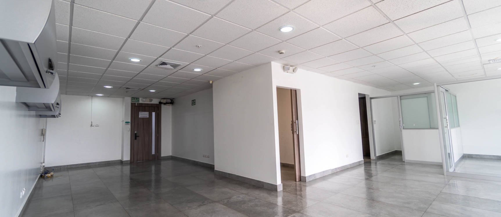 Oficina en venta en Edificio Sky Building junto al aeropuerto, Guayaquil GeoBienes - Oficina en venta en Edificio Sky Building junto al aeropuerto, Guayaquil - Plusvalia Guayaquil Casas de venta y alquiler Inmobiliaria Ecuador