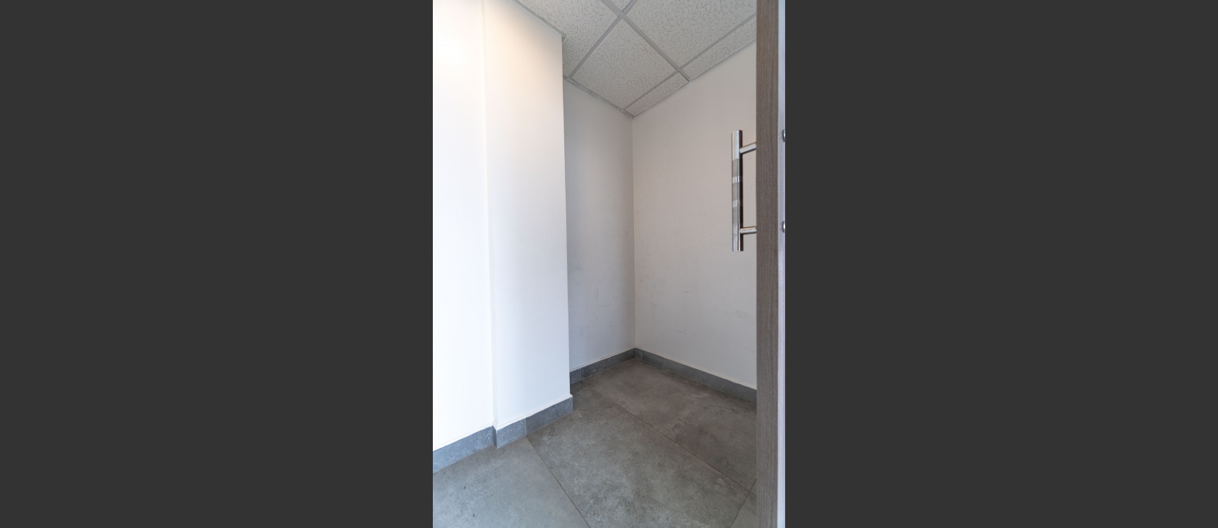 Oficina en venta en Edificio Sky Building junto al aeropuerto, Guayaquil GeoBienes - Oficina en venta en Edificio Sky Building junto al aeropuerto, Guayaquil - Plusvalia Guayaquil Casas de venta y alquiler Inmobiliaria Ecuador