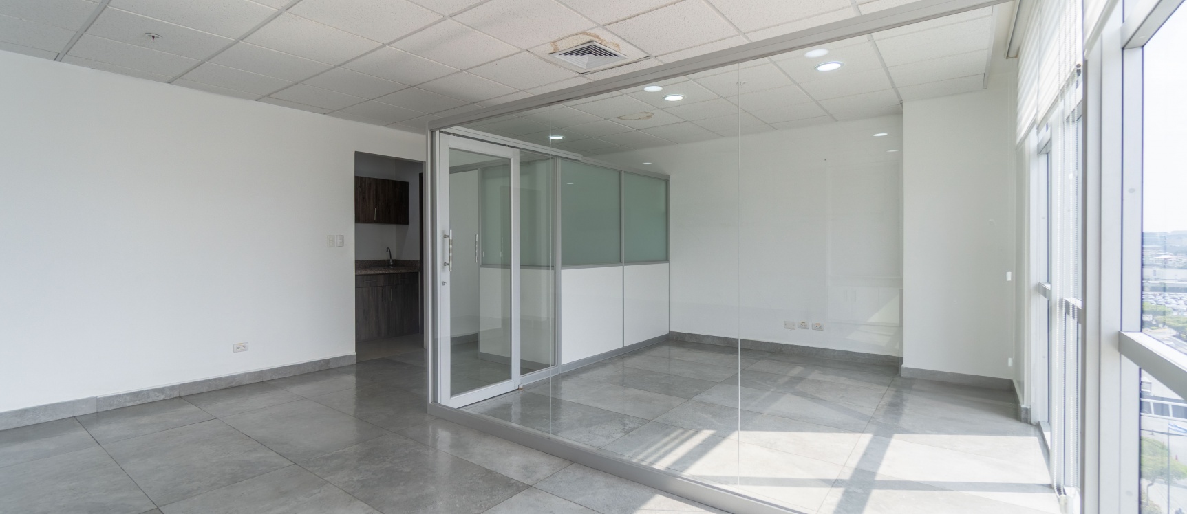 Oficina en venta en Edificio Sky Building junto al aeropuerto, Guayaquil GeoBienes - Oficina en venta en Edificio Sky Building junto al aeropuerto, Guayaquil - Plusvalia Guayaquil Casas de venta y alquiler Inmobiliaria Ecuador