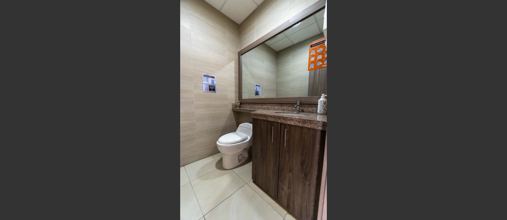 Oficina en venta en Edificio Sky Building junto al aeropuerto, Guayaquil GeoBienes - Oficina en venta en Edificio Sky Building junto al aeropuerto, Guayaquil - Plusvalia Guayaquil Casas de venta y alquiler Inmobiliaria Ecuador