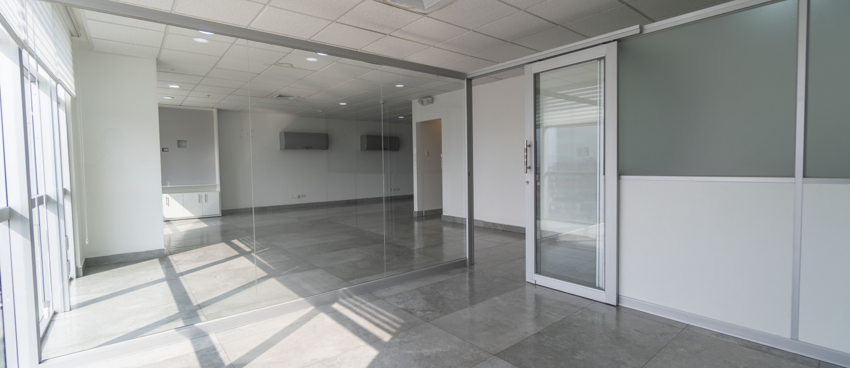 Oficina en venta en Edificio Sky Building junto al aeropuerto, Guayaquil GeoBienes - Oficina en venta en Edificio Sky Building junto al aeropuerto, Guayaquil - Plusvalia Guayaquil Casas de venta y alquiler Inmobiliaria Ecuador