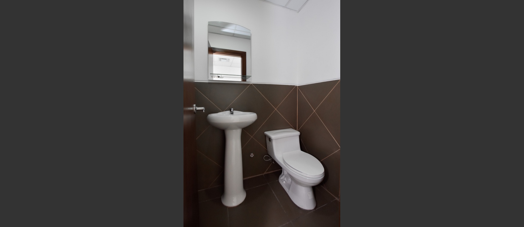 Oficina en venta en el Edificio Trade Building, Norte de Guayaquil GeoBienes - Oficina en venta en el Edificio Trade Building, Norte de Guayaquil - Plusvalia Guayaquil Casas de venta y alquiler Inmobiliaria Ecuador