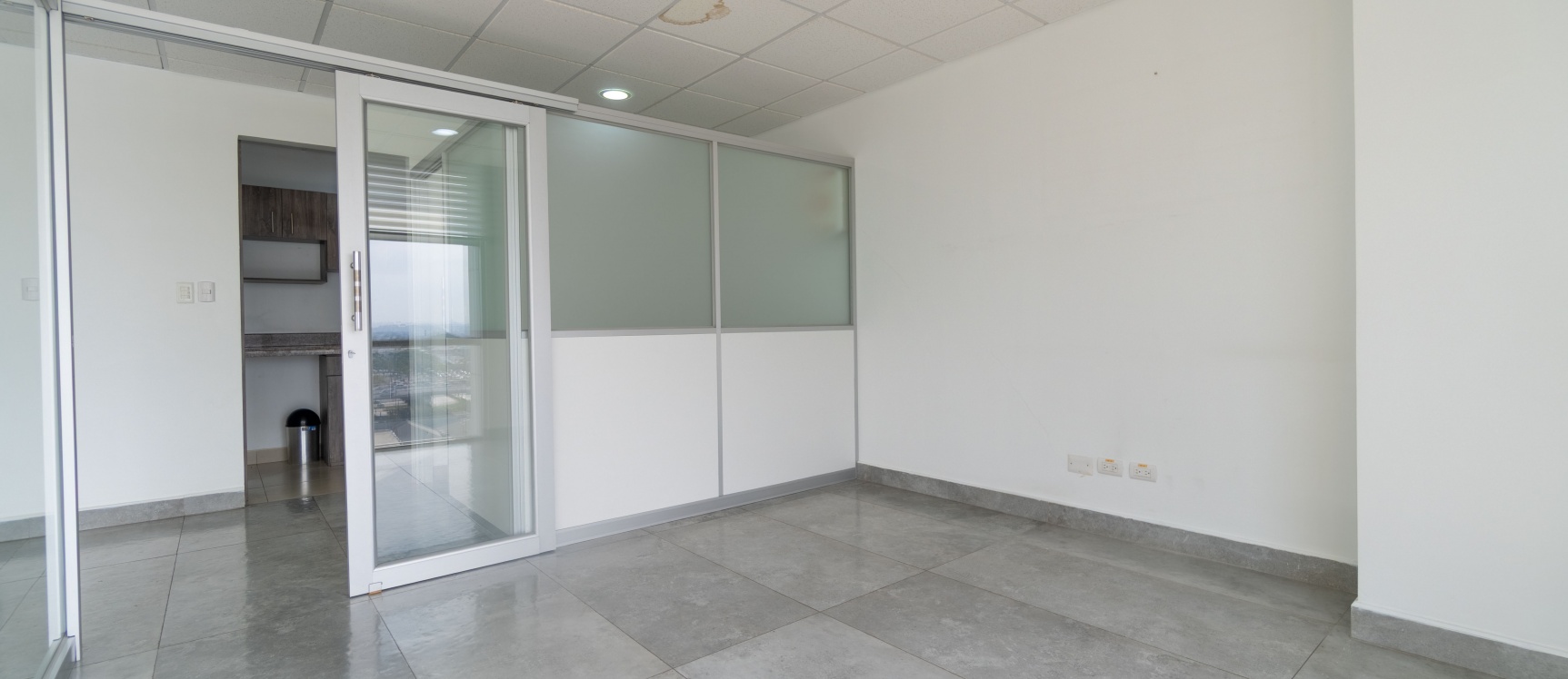 Oficina en venta Sky Building, dos estacionamientos, Norte de Guayaquil GeoBienes - Oficina en venta Sky Building, dos estacionamientos, Norte de Guayaquil - Plusvalia Guayaquil Casas de venta y alquiler Inmobiliaria Ecuador