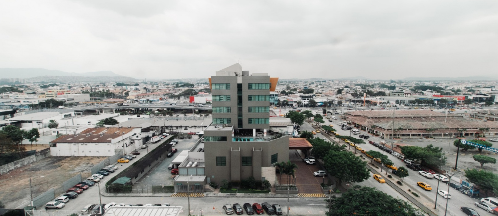 GeoBienes - Oficina en venta, Sky Building, junto al aeropuerto - Plusvalia Guayaquil Casas de venta y alquiler Inmobiliaria Ecuador