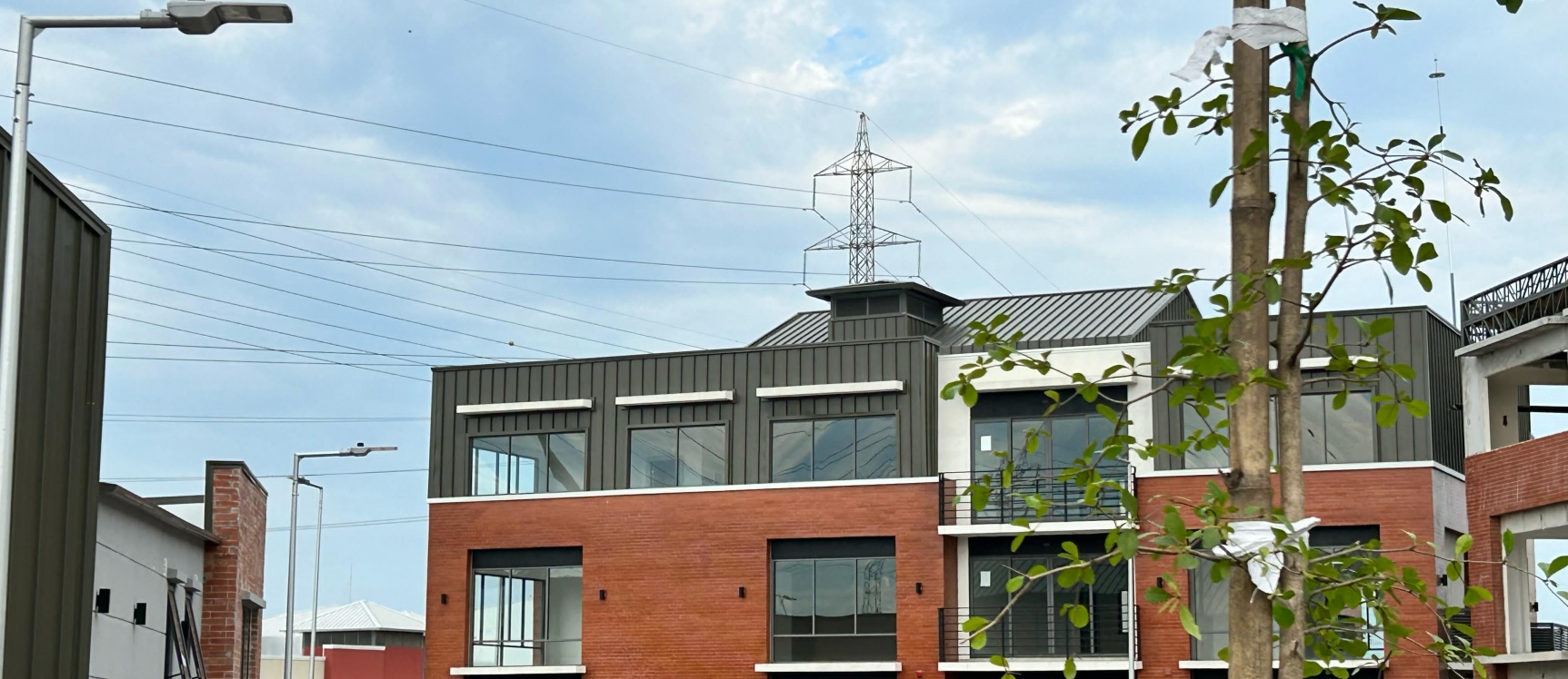 Oficina en venta ubicada en Almax Center, Km. 14.5 vía Samborondón GeoBienes - Oficina en venta ubicada en Almax Center, Km. 14.5 vía Samborondón - Plusvalia Guayaquil Casas de venta y alquiler Inmobiliaria Ecuador