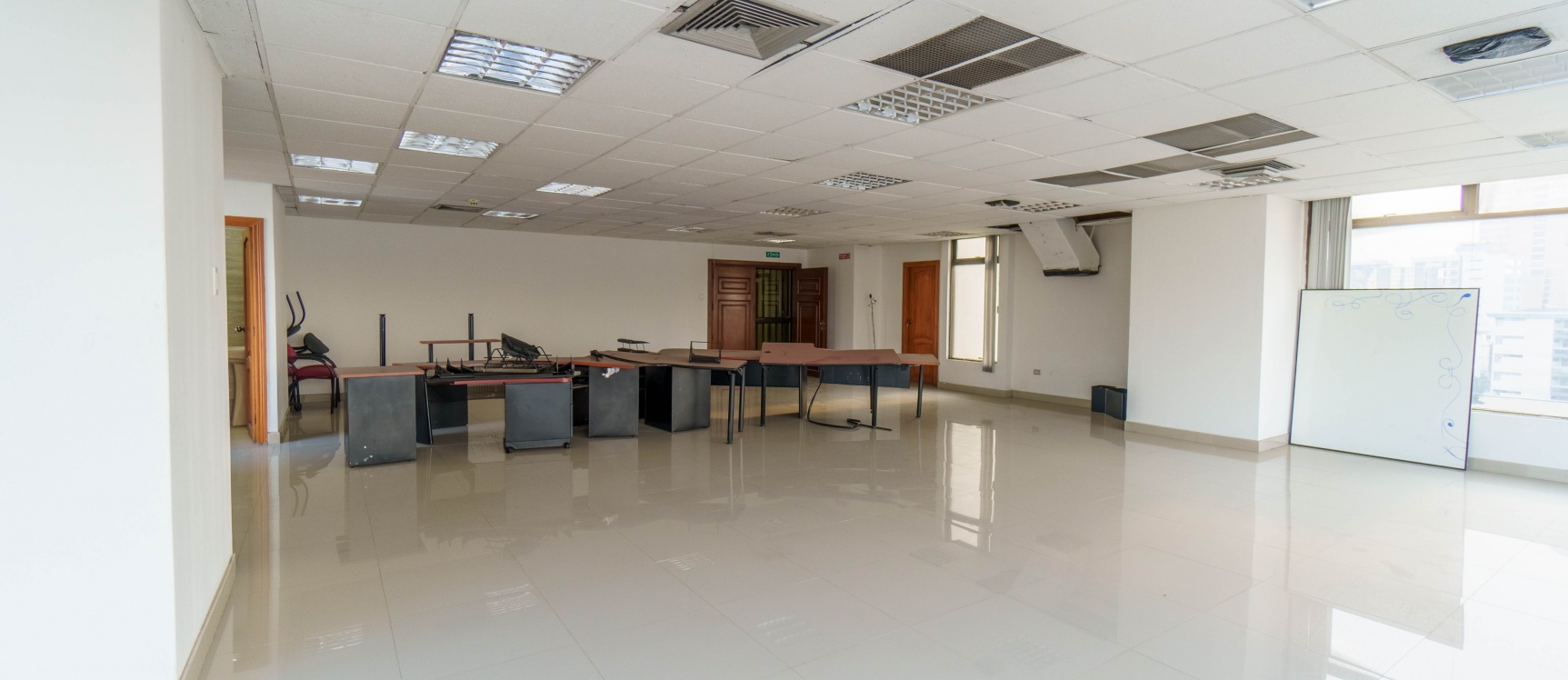 Oficina en venta ubicado en Edificio Induauto, Centro de Guayaquil GeoBienes - Oficina en venta ubicado en Edificio Induauto, Centro de Guayaquil - Plusvalia Guayaquil Casas de venta y alquiler Inmobiliaria Ecuador