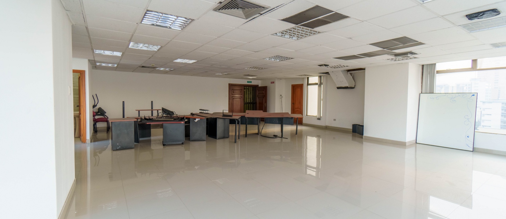 GeoBienes - Oficina en venta ubicado en Edificio Induauto, Centro de Guayaquil - Plusvalia Guayaquil Casas de venta y alquiler Inmobiliaria Ecuador