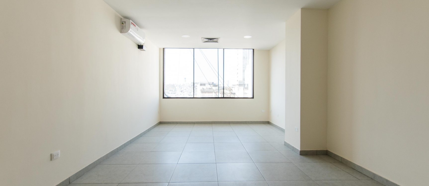 Oficina remodelada en alquiler en el Edificio Citibank, Centro de Guayaquil GeoBienes - Oficina remodelada en alquiler en el Edificio Citibank, Centro de Guayaquil - Plusvalia Guayaquil Casas de venta y alquiler Inmobiliaria Ecuador