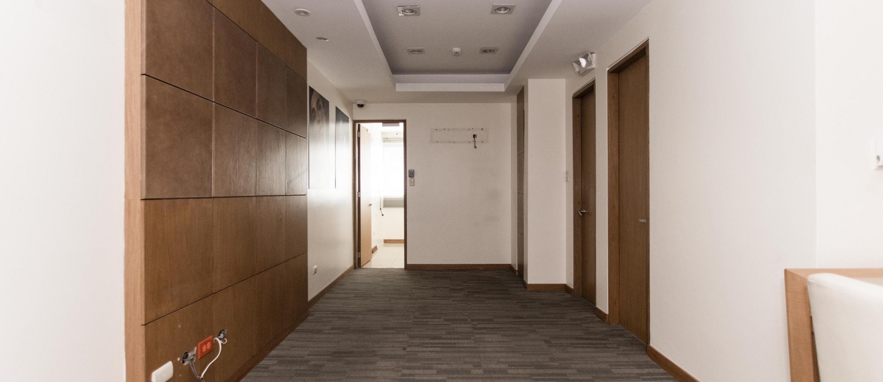 Oficina semi amoblada en alquiler ubicada en el Edificio Trade Building GeoBienes - Oficina semi amoblada en alquiler ubicada en el Edificio Trade Building - Plusvalia Guayaquil Casas de venta y alquiler Inmobiliaria Ecuador