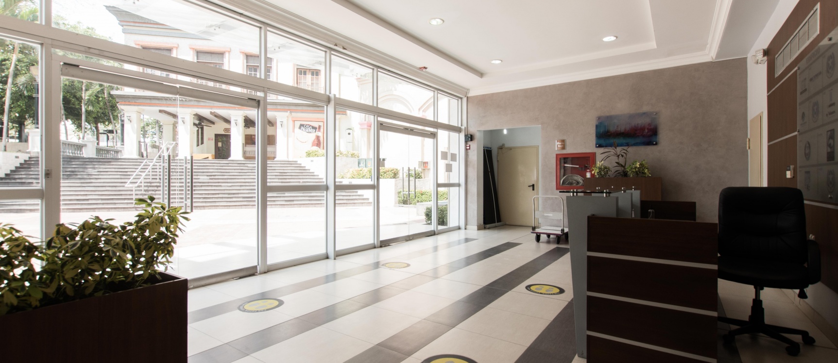 Oficina semi amoblada en venta en el Edificio El Astillero, Puerto Santa Ana GeoBienes - Oficina semi amoblada en venta en el Edificio El Astillero, Puerto Santa Ana - Plusvalia Guayaquil Casas de venta y alquiler Inmobiliaria Ecuador