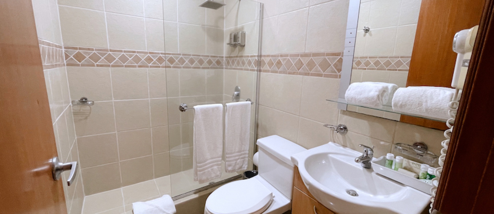 Suite Amoblada en Alquiler - Torres del Sol I GeoBienes - Suite amoblada en alquiler (Incluye Wifi y DirectTV) - Torre del Sol I - Plusvalia Guayaquil Casas de venta y alquiler Inmobiliaria Ecuador
