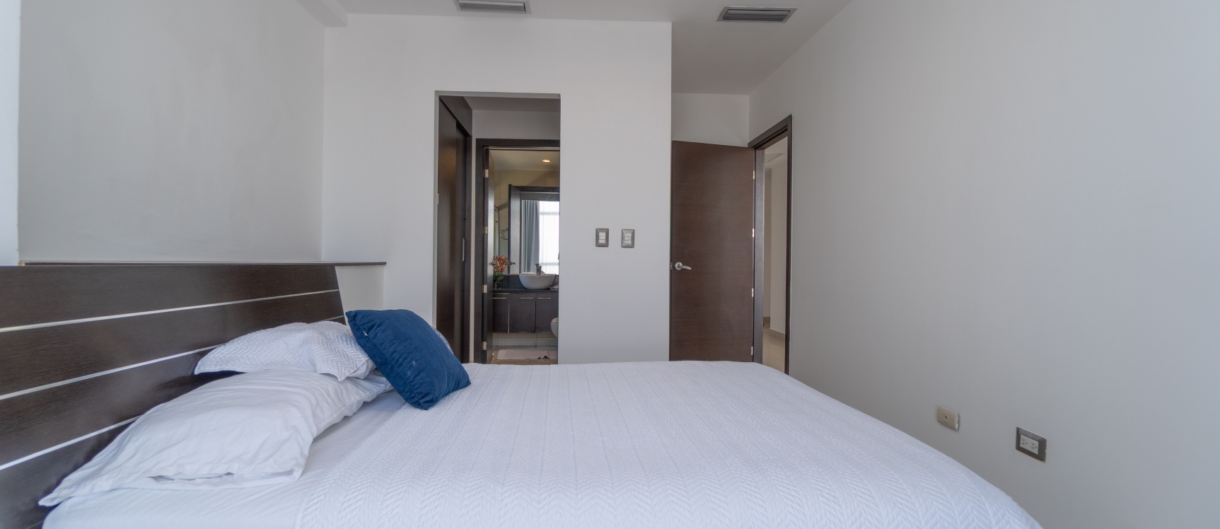 GeoBienes - Suite amplia amoblada en alquiler en City Suites, norte de  Guayaquil - Plusvalia Guayaquil Casas de venta y alquiler Inmobiliaria Ecuador