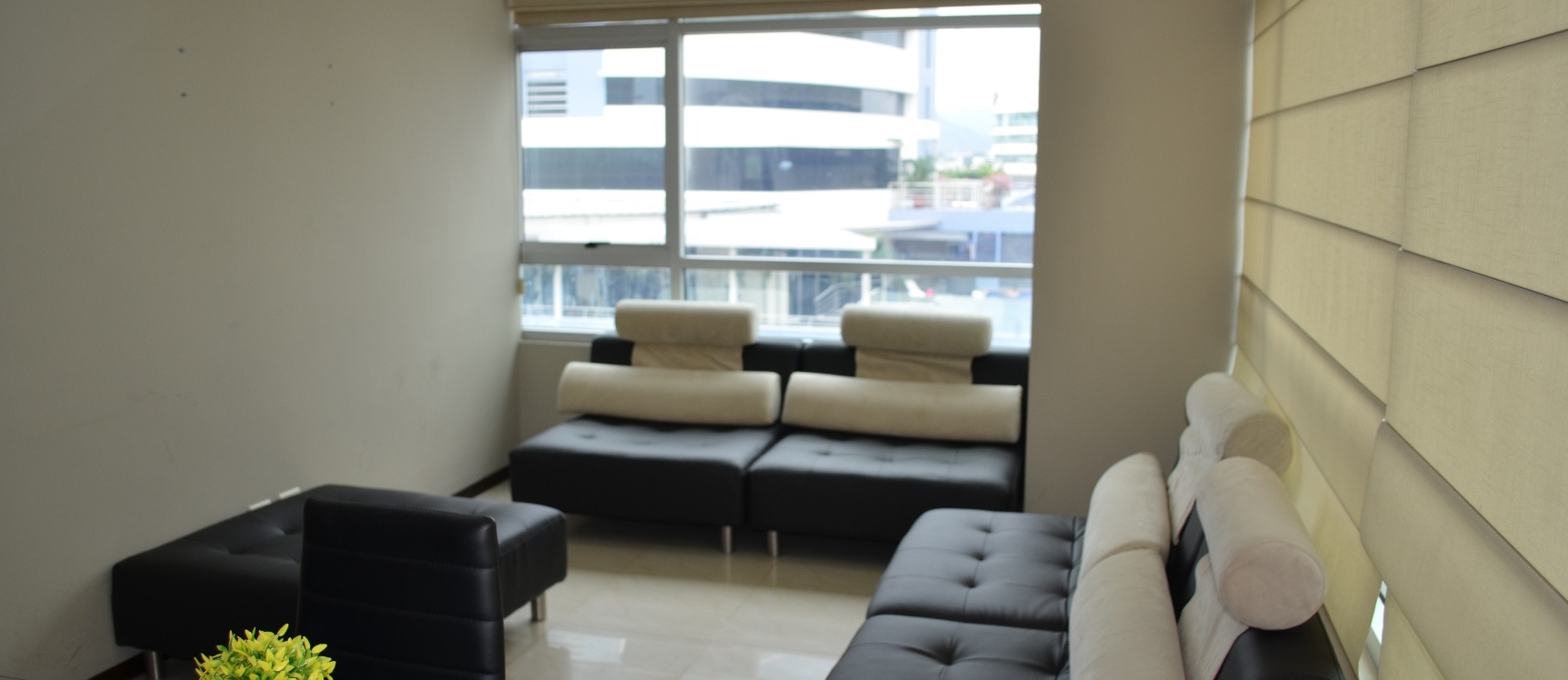 Suite en alquiler en edificio Elite Building sector Mall del Sol GeoBienes - Suite en alquiler en edificio Elite Building sector Mall del Sol - Plusvalia Guayaquil Casas de venta y alquiler Inmobiliaria Ecuador